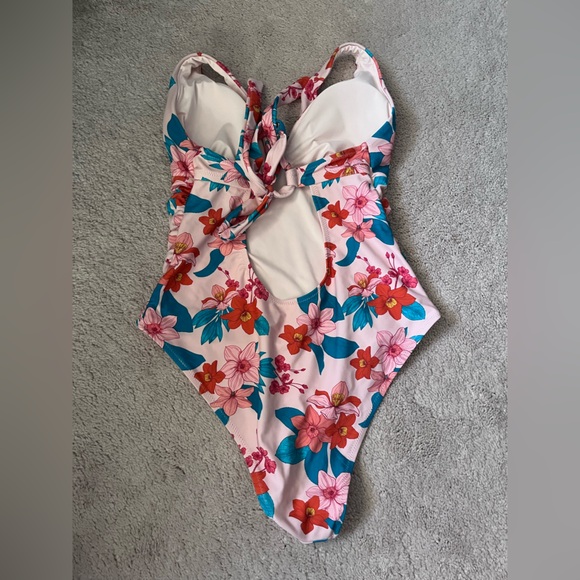 Cupshe Floral Swimsuit - Picture 4 of 5